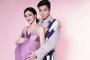 Baru saja jadi ayah, begini gaya Stefan William gendong buah hatinya