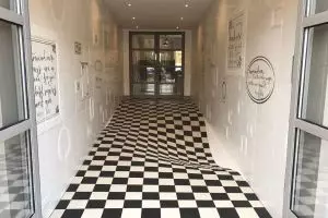 Lantai ini unik banget, orang dijamin nggak berani lari di atasnya