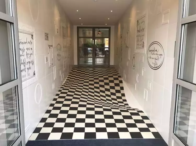 Lantai ini unik banget, orang dijamin nggak berani lari di atasnya