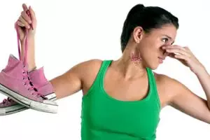 6 Cara ampuh basmi jamur di sepatu, bikin terbebas dari bau tak sedap