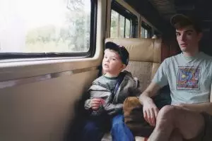 Pria ini edit 10 foto masa kecil dengan sosok dirinya kini, keren abis