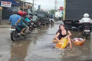 5 Foto editan kocak ini sekaligus sindir jalanan yang rusak parah