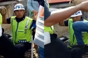 Petugas relakan pahanya jadi pijakan masuk KRL ini tuai pujian