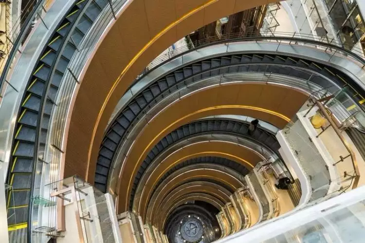 8 Eskalator paling unik di dunia, ada yang panjangnya hampir 1 km