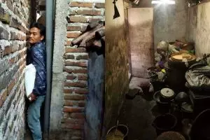 Wanita tua & buta ini sebatang kara tinggal di rumah ukuran 2x4 meter