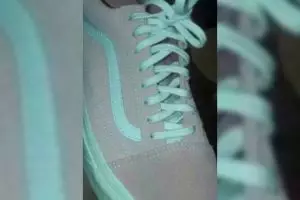 Warna sepatu ini jadi perdebatan warganet, tebak yang benar apa?