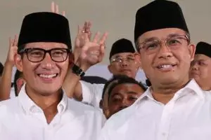 Deretan karangan bunga di pelantikan Anies-Sandi ini isinya lucu-lucu