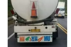 Tulisan di belakang truk ini bikin mikir gimana bacanya