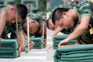 Begini aksi unik tentara China ketika lomba melipat selimut