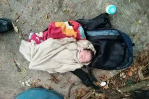 Sungguh tega wanita yang buang bayinya di tempat sampah ini