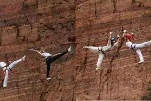 Mendebarkan, 10 aksi yoga di antara tebing curam setinggi 200 meter