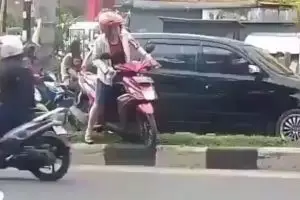Aksi berbahaya 'moms jaman now' ini bikin tepuk jidat berkali-kali