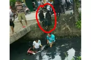 2 Cewek ini apes banget, naik motor kecebur sungai penuh lumpur hitam