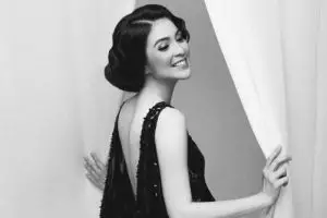 Tak biasa, Sandra Dewi pakai piyama dan rol rambut di baby showernya