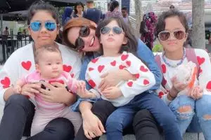 10 Momen kekompakan Ussy Sulistiawati dengan anaknya, tak pilih kasih