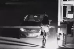 Gadis ini nyamar jadi hantu untuk hindari bayar parkir