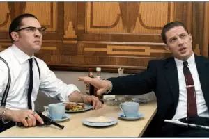 10 Film ini dimainkan seleb dengan dua karakter, ada muncul barengan