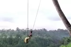 Aksi cewek ayunan di atas jurang ini lebih seram dari kisah hantu