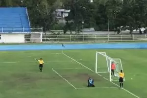 Bola yang mustahil gol tiba-tiba berbalik, reaksi kiper kocak banget