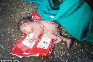 Tega-teganya, bayi ini dibuang di tempat sampah dan dikerubungi semut