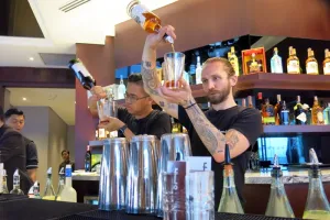 Begini gaya bartender kelas dunia meracik minuman, nggak asal tuang 