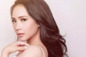 10 Sepatu Nagita Slavina ini harganya fantastis, simpel tapi berkelas