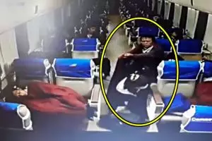 2 Pria ini terciduk kamera CCTV mencuri di kereta api eksekutif, duh!