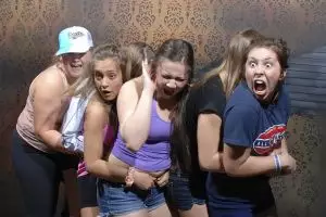 20 Ekspresi tak terduga orang saat masuk rumah hantu, kocak banget nih