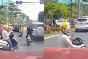 Aksi wanita main HP di tengah jalan ini bikin gemes, ada-ada saja