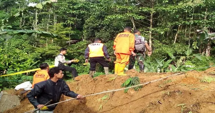 Satu keluarga meninggal tertimbun longsor, ibu dan anak berpelukan
