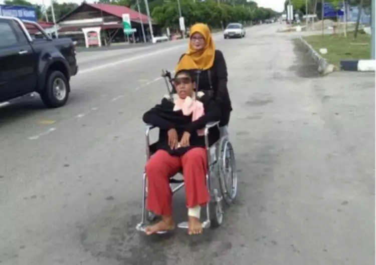 Ibu ini tiap hari dorong kursi roda anaknya sejauh 1 km untuk berobat