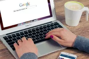 Bagaimana mesin pencari mengarahkan pikiranmu dengan satu klik saja