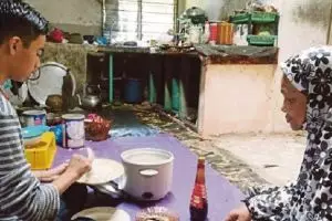Demi merawat sang nenek yang buta, remaja ini terpaksa putus sekolah