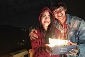 5 Momen mesra Hito Caesar rayakan ultah Felicya, diajak ke puncak lho