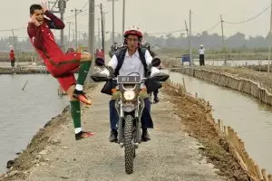9 Foto editan Jokowi naik motor trail di Bekasi ini kocak abis