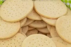 Ternyata lubang kecil pada biskuit ada fungsinya lho, untuk apa?