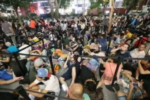 Potret ribuan orang antre iPhone X di Singapura, sampai tidur di jalan
