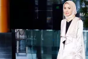 7 Ide outfit hijab simpel ala Laudya Cynthia Bella, cocok buat ngantor