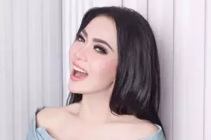 Tampak sederhana, harga 7 topi milik Syahrini ini bikin syok