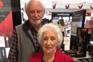 Kakek ini kursus makeup demi istri yang akan buta, bukti cinta sejati