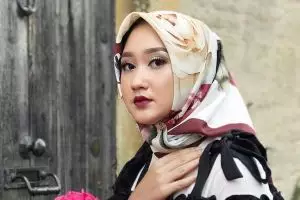 6 Tips padu padan hijab dengan warna lipstik, biar anggun dan santun