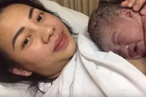 Lewat vlog, Kezia eks Cherrybelle ceritakan persalinan anak pertamanya