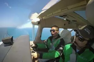 3 Kisah ojek online yang bikin heboh, beli tas mewah sampai naik heli 