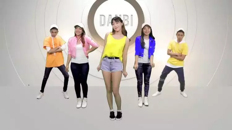 10 Gaya imut Danbi, model Korea yang lagi belajar bernyanyi dangdut