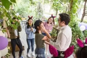 Pria ini bagikan cuma-cuma 25 iPhone X usai sukses lamar sang kekasih