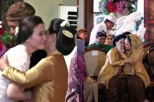 5 Potret paling haru di pernikahan Kahiyang-Bobby, awas ikutan nangis