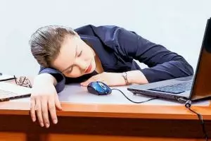 Kerap tidur di meja kantor, lengan wanita ini terpaksa harus dioperasi