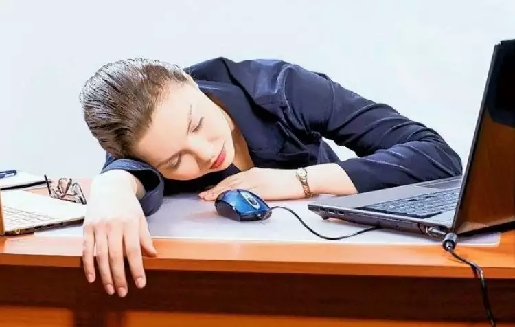 Kerap tidur di meja kantor, lengan wanita ini terpaksa harus dioperasi