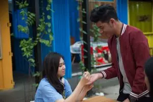 Dari panggung turun ke hati, 5 potret ini tunjukkan Isyana-Jaz cinlok