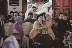 3 Momen keakraban Iriana Jokowi dan besannya di nikahan Kahiyang-Bobby